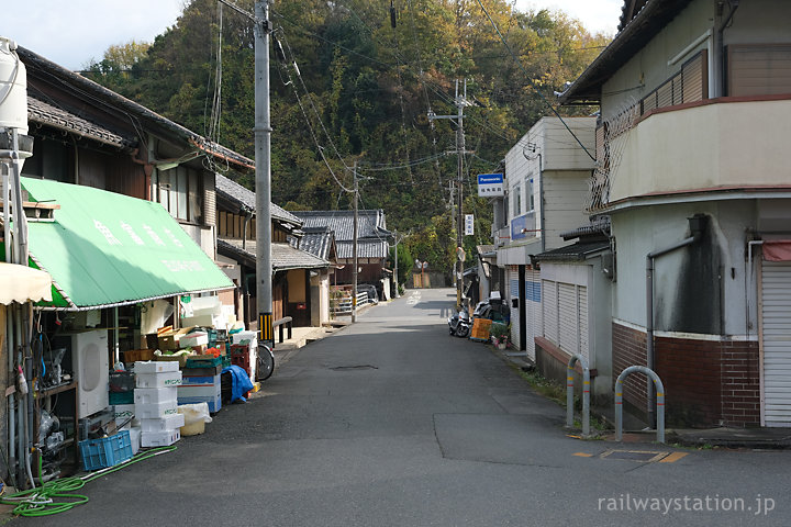 奈良県御所市、吉野口駅前の街並み