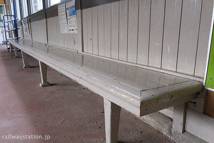 吉野口駅の木造駅舎、待合室の古い造り付けベンチ