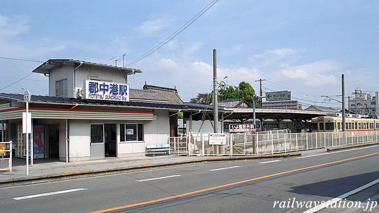 伊予鉄道・郡中線の終着駅・郡中港駅の駅舎