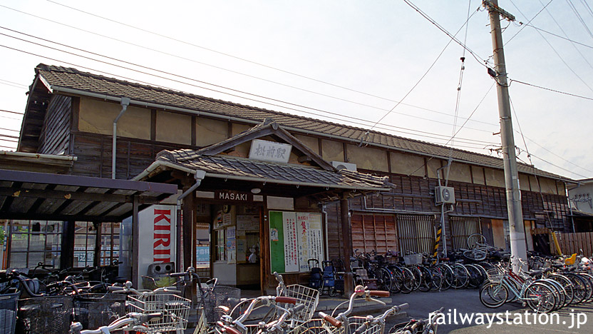 伊予鉄道・郡中線・松前駅、古めかしい木造駅舎が現役