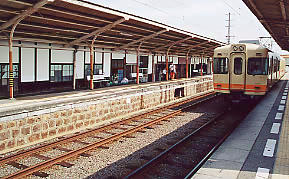 伊予鉄道、漆喰の白壁が印象的な松前駅の木造駅舎ホーム側