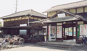 伊予鉄道・郡中線・松前駅、駅本屋隣の木造の倉庫?