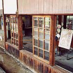 伊予鉄道・松前駅の木造駅舎、窓枠は木製のまま