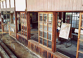伊予鉄道・松前駅の木造駅舎、窓枠は木製のまま