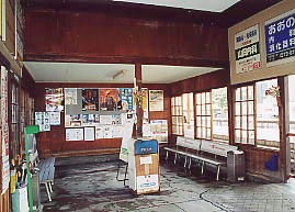 伊予鉄道・郡中線・松前駅の木造駅舎、待合室