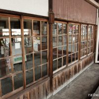 ローカル私鉄・伊予鉄道・松前駅の木造駅舎