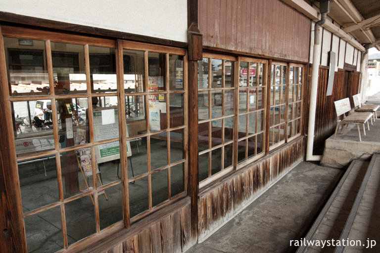伊予鉄道・郡中線・松前駅、木枠の窓が美しい木造駅舎