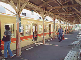 伊予鉄道・高浜線・三津駅、早朝の通勤通学時間帯