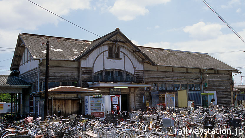 伊予鉄道・高浜線、古色蒼然とした三津駅の木造駅舎