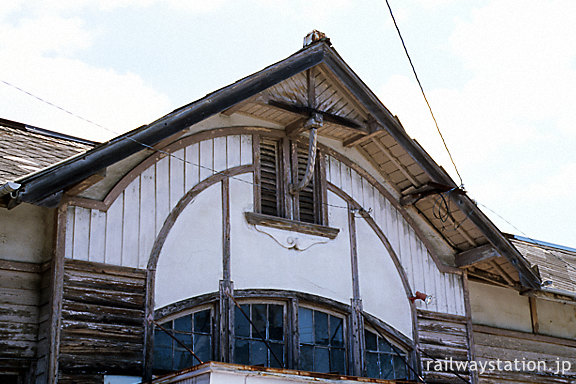 伊予鉄道・三津駅、木造駅舎ファサードの曲線