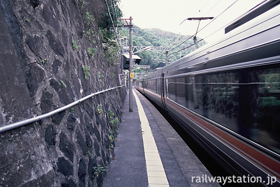 JR東海・中央本線・定光寺駅、狭い下りホームを特急しなのが通過