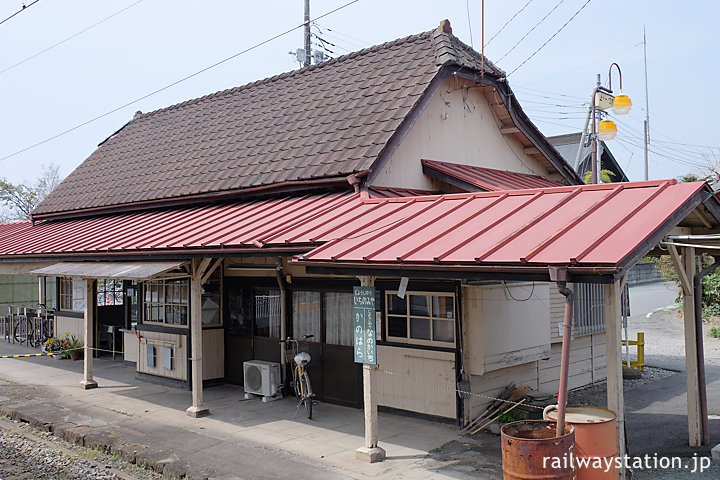 上信電鉄・上州一ノ宮駅、急角度の半切妻屋根の木造駅舎