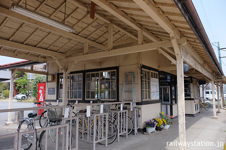 上信電鉄・上州一ノ宮駅、木造駅舎らしい佇まいが印象的なホーム側