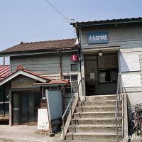 上州七日市駅 (上信電鉄)～住宅に挟まれ立地する木造駅舎～