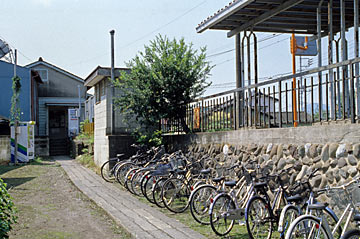 上信電鉄・上州七日市駅、駅舎北側出口と自転車置場