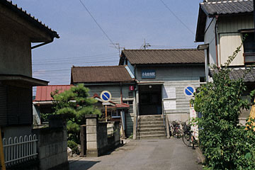 上信電鉄・上州七日市駅、駅舎は家屋に挟まれて立地