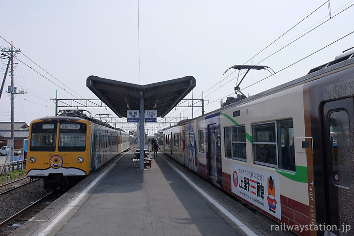 上信電鉄、カラフルなラッピング電車が行き交う(吉井駅)