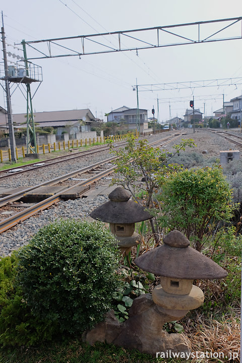 上信電鉄・吉井駅、構内踏切横の庭園風の空間