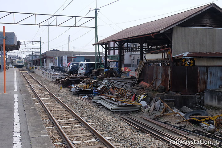 上信電鉄・吉井駅、保線用具置場となった側線ホーム跡