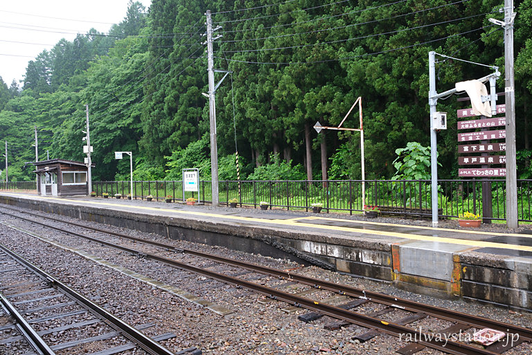 只見線・会津宮下駅、列車すれ違いができる2面2線の配線