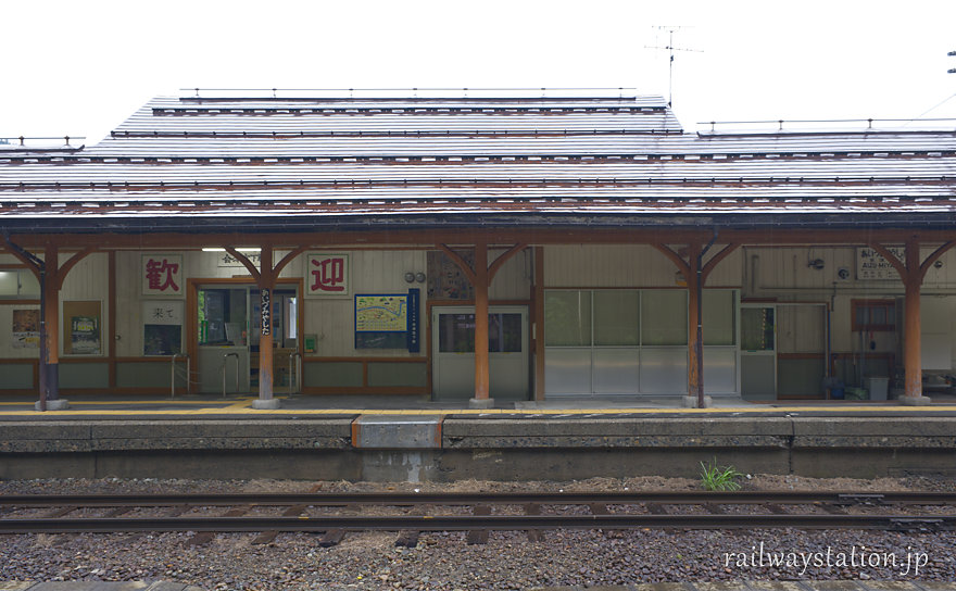 JR只見線、会津宮下駅の木造駅舎ホーム側