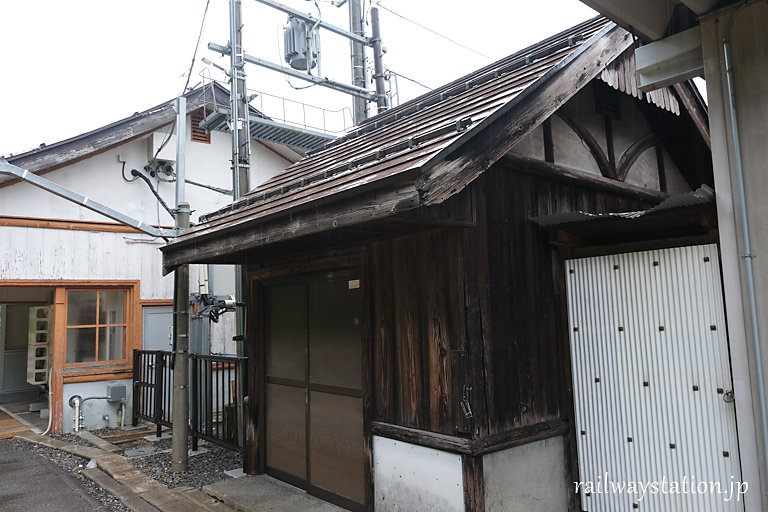 会津宮下駅、古めかしい木造倉庫
