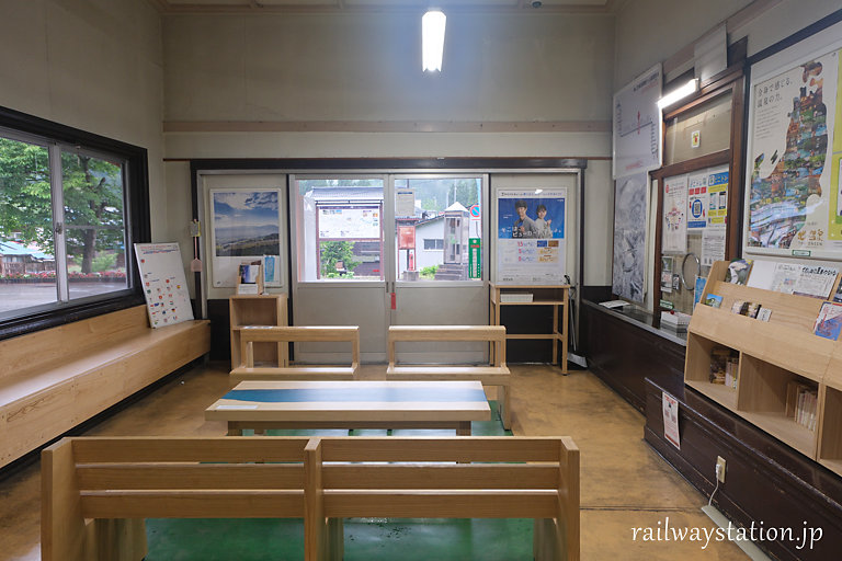 JR只見線・会津宮下駅待合室、桐のテーブルとベンチ