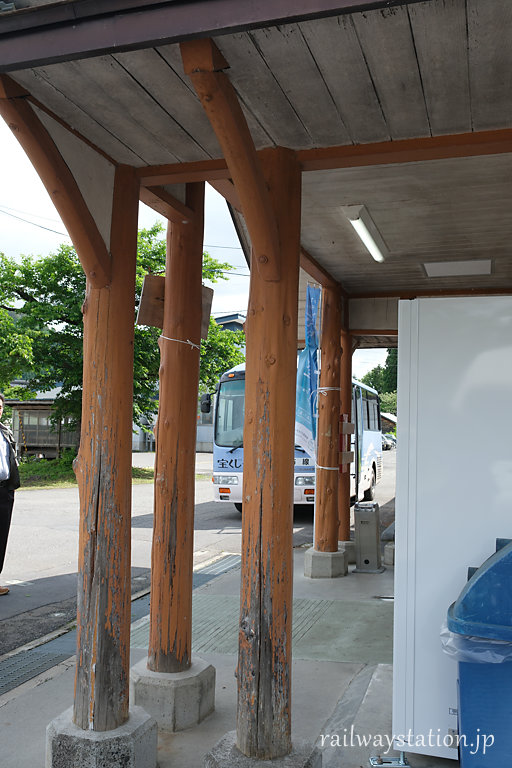 JR只見線・会津宮下駅の木造駅舎、車寄せの柱