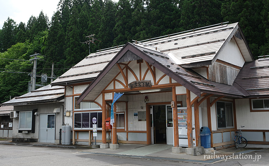 JR東日本・只見線、会津宮下駅の木造駅舎