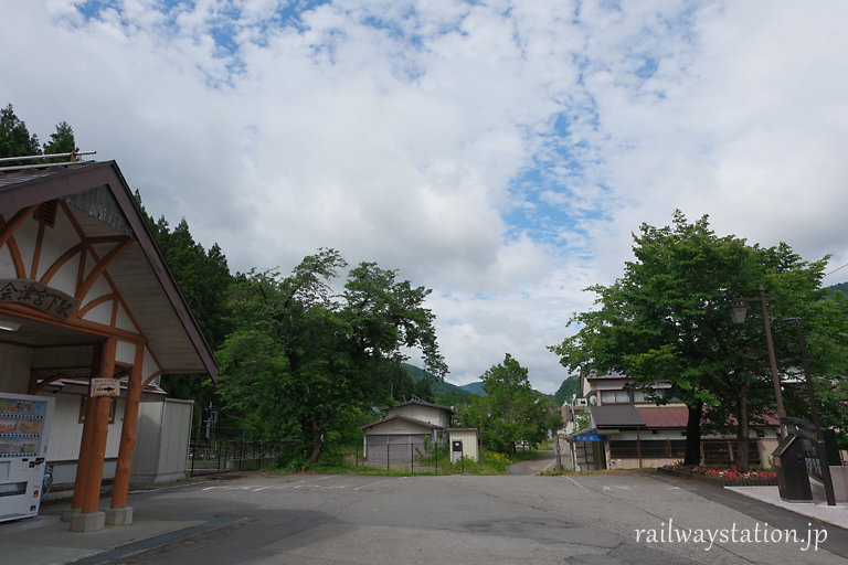 JR只見線・会津宮下駅舎と周辺の桜の木