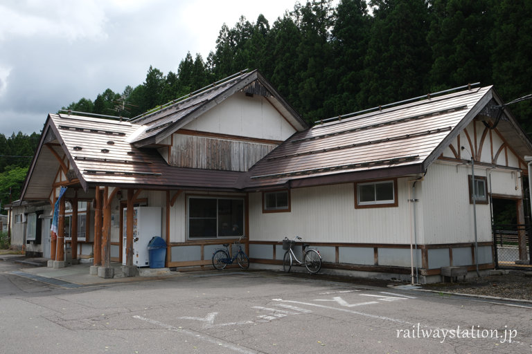 JR只見線・会津宮下駅の木造駅舎、右側のトイレ部分