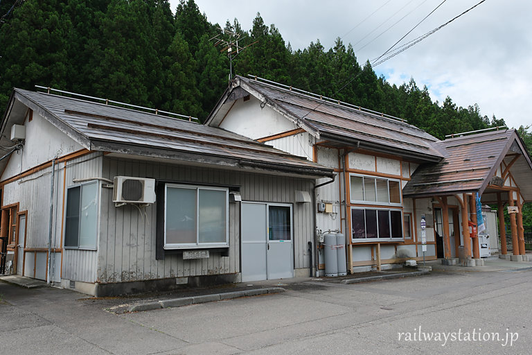 JR只見線・会津宮下駅の木造駅舎、左側部分