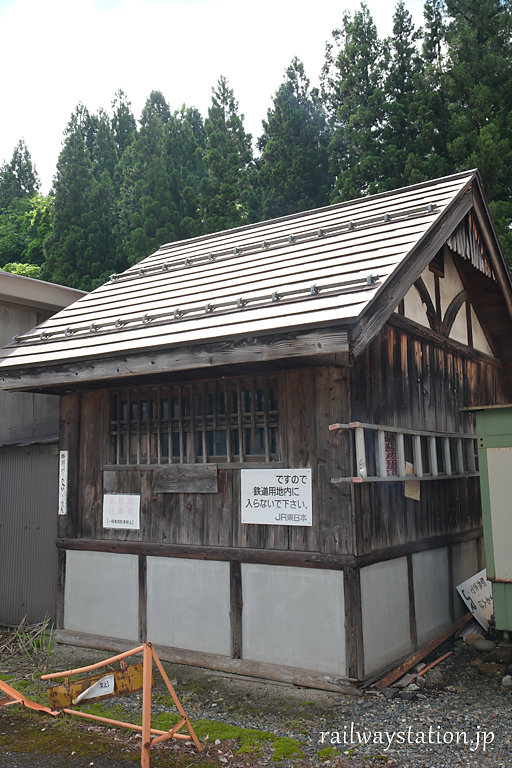 JR只見線・会津宮下駅、木造倉庫