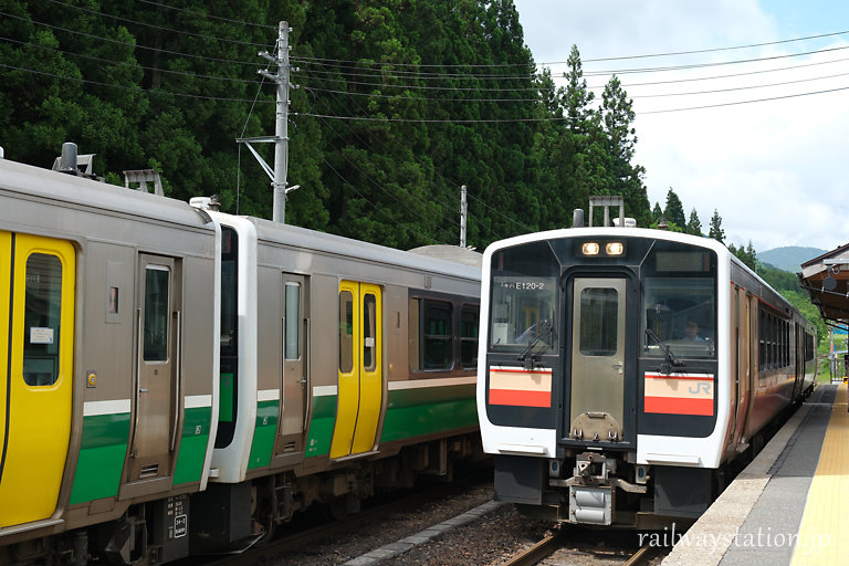 会津宮下駅ですれ違いする只見線のキハE120