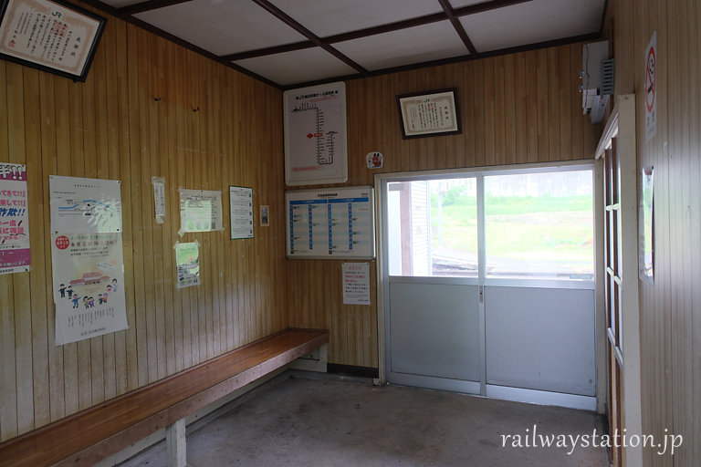 JR只見線・会津中川駅の木造駅舎、待合室