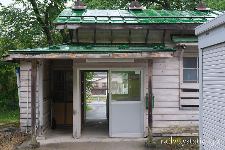 JR只見線・会津中川駅、ホーム側の出入口とトイレ跡