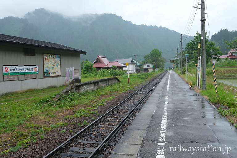 JR只見線・会津中川駅ホームと貨物ホーム跡