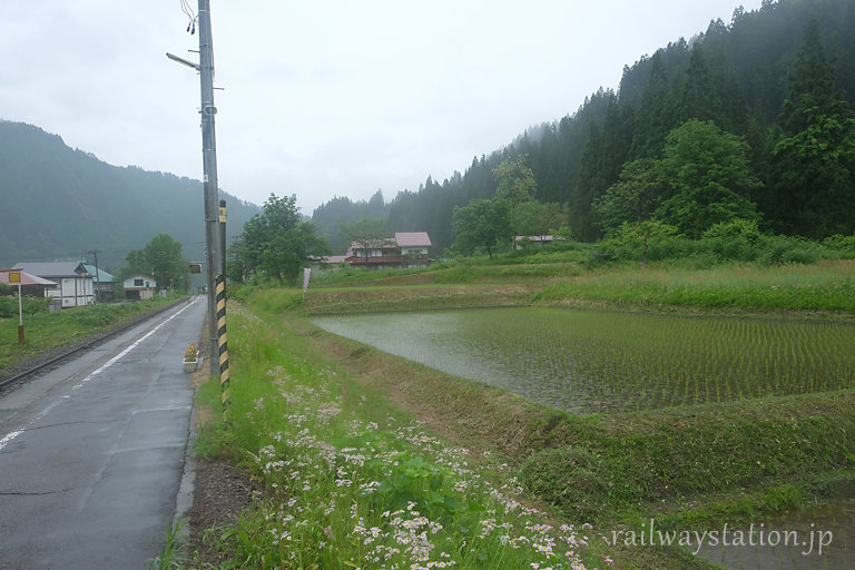 JR只見線・会津中川駅、ホーム裏手の田んぼや山