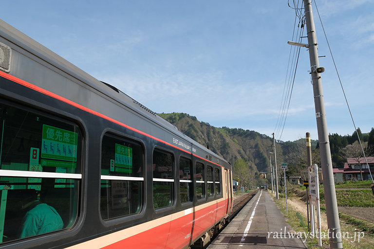 JR只見線、国鉄色のキハE120形に乗り会津中川駅に到着