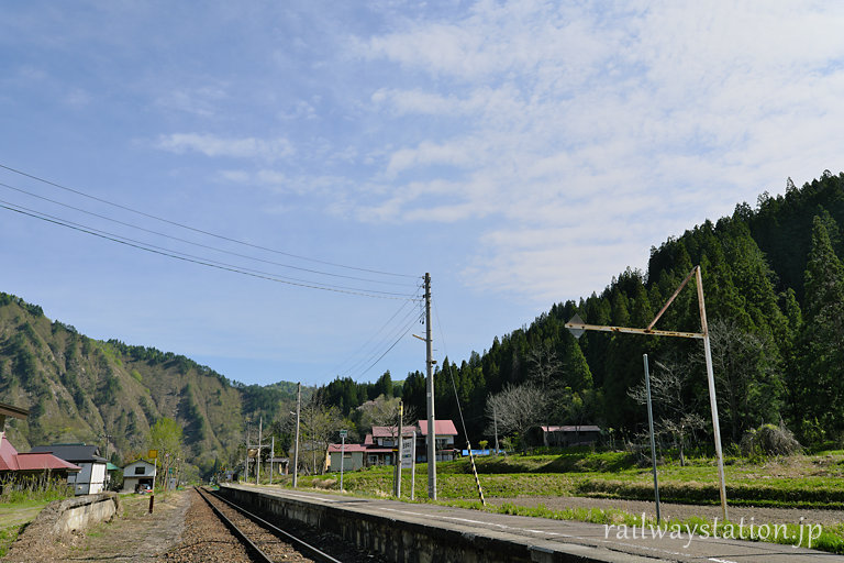 JR只見線、福島県金山町北東部の長閑な集落にある会津中川駅