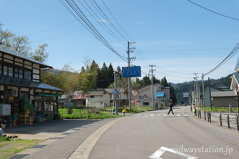 福島県大沼郡金山町、JR只見線会津中川駅の駅前
