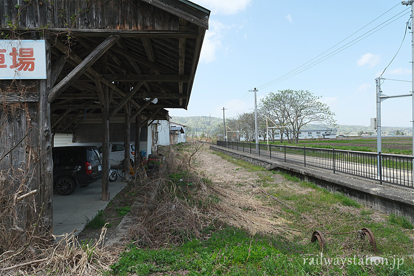 JR只見線・会津高田駅、貨物を取り扱っていた側線跡と貨物上屋