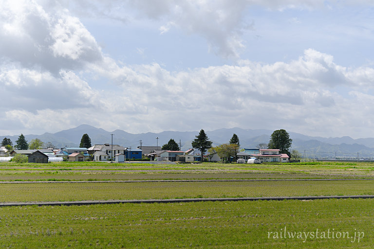 福島県会津盆地、4月の田植え前の風景