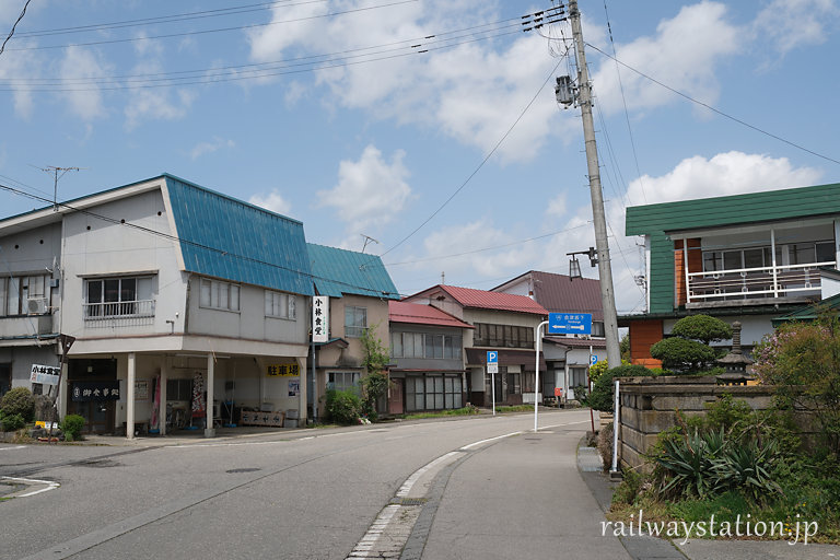 福島県大沼郡会津美里町、JR只見線・会津高田駅前の街並み