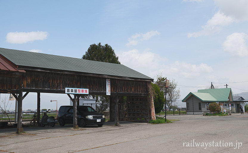JR只見線・会津高田駅、貨物ホーム跡の木造上屋と現駅舎