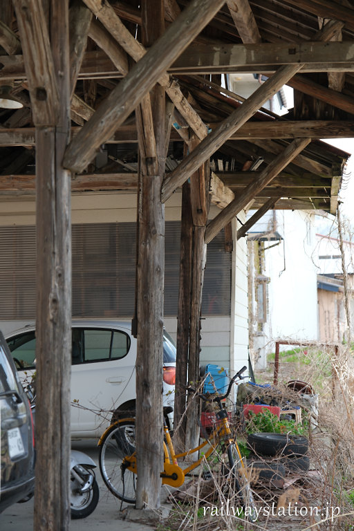 JR只見線・会津高田駅、傷みが進む木造の貨物上屋