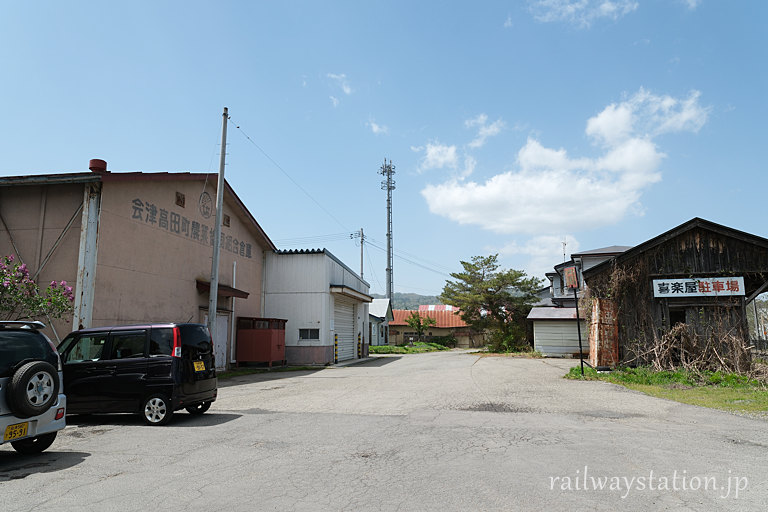 JR只見線・会津高田駅、貨物ホーム跡の木造上屋と目の前の農業倉庫
