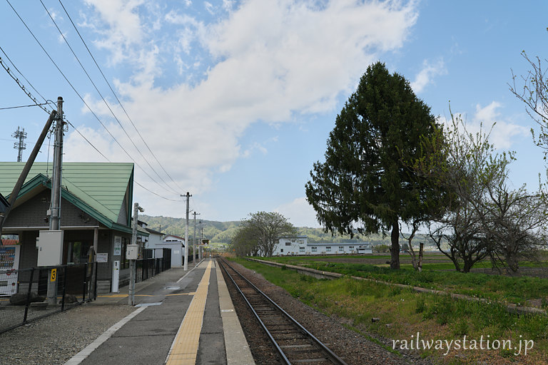 福島県会津美里町、JR東日本・只見線・会津高田駅、駅舎・ホームと廃ホーム