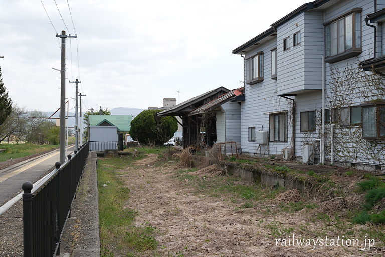 JR只見線・会津高田駅、現ホームの鶏なりにある貨物側線跡