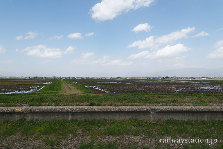 福島県会津美里町、JR只見線・会津高田駅から見た会津盆地の風景
